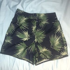 GREEN LEAVES PATTERNED SHORTS